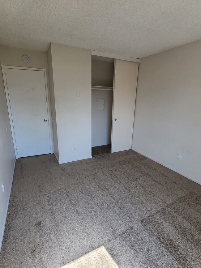 Building Photo - Beautiful 2BD/1BA – Natural Light - Mission Trails/San Carlos Area - Comfortable and Quiet