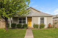 Building Photo - 117 Village Dr