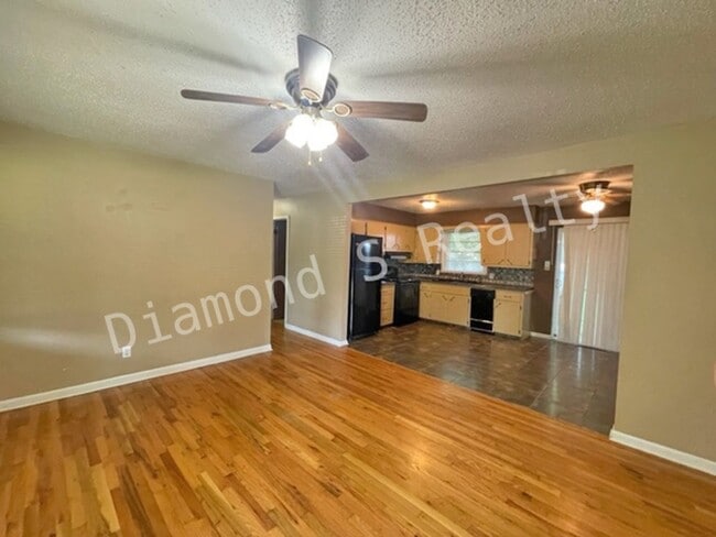 Building Photo - South Springfield 3 Bedroom Home Available Soon!