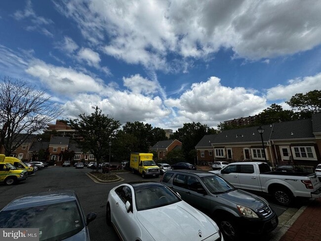 Building Photo - 2518 Fairfax Dr