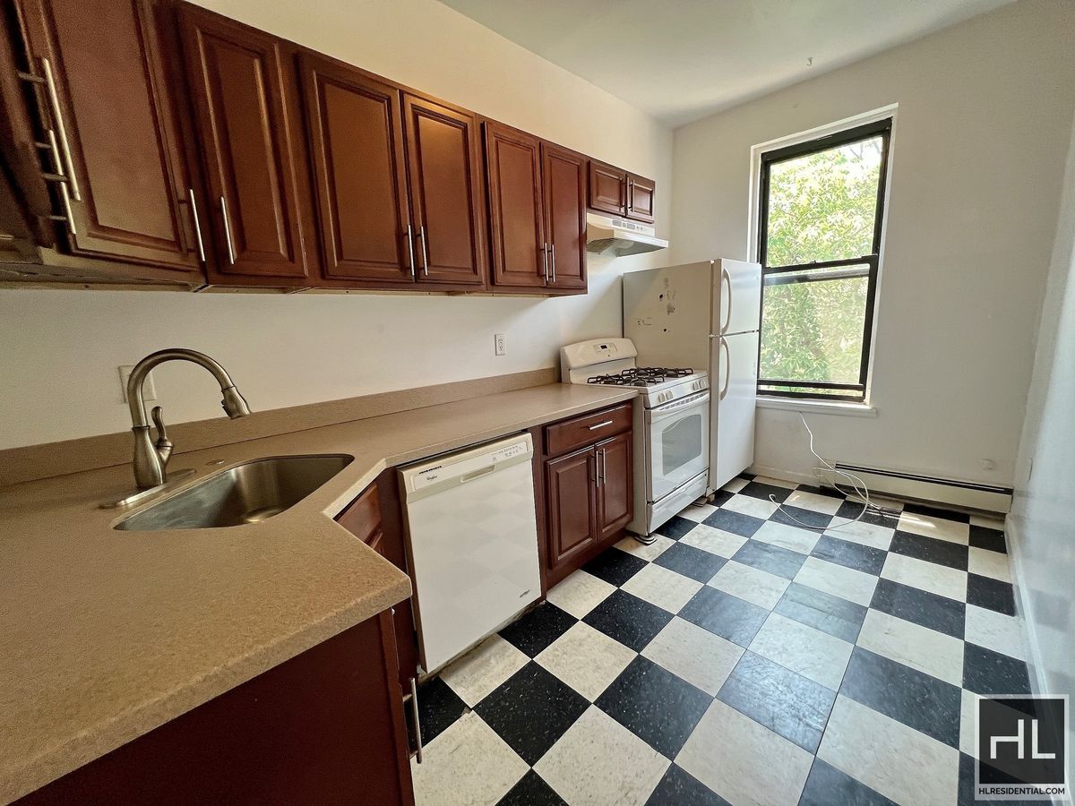 Building Photo - Massive 3.5BR 1BA 1300sft Top Floor Conver...