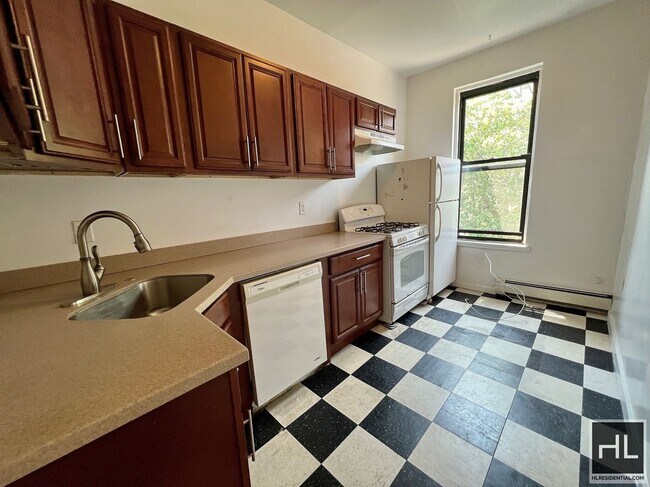 Building Photo - Massive 3.5BR 1BA 1300sft Top Floor Conver...