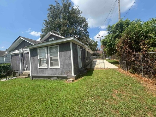 Building Photo - 814 N Merton St