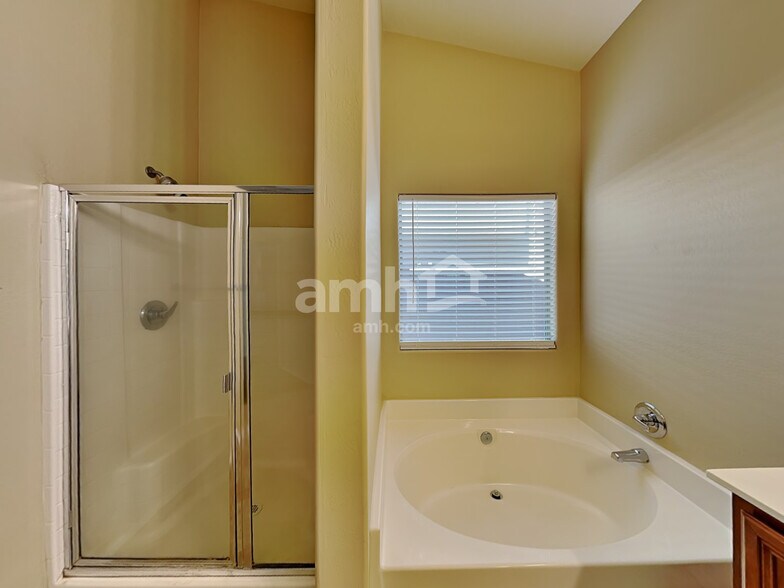 Building Photo - 16261 W Hope Dr