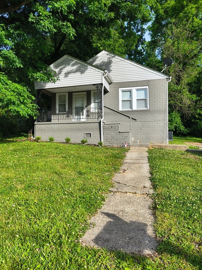 Building Photo - Charming 2br/1ba house near downtown