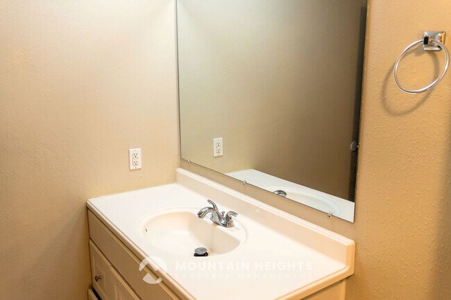Building Photo - 415 E Creekside Cir