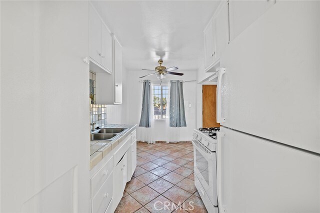 Building Photo - 330 W Laurel St