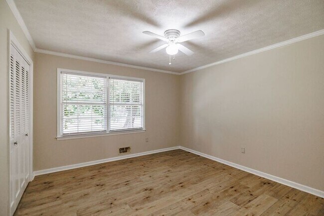 Building Photo - 1110 Maple Cir