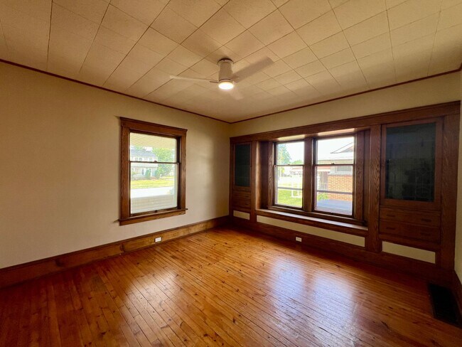 Building Photo - 4 Bedrooms 2 full Bath for rent