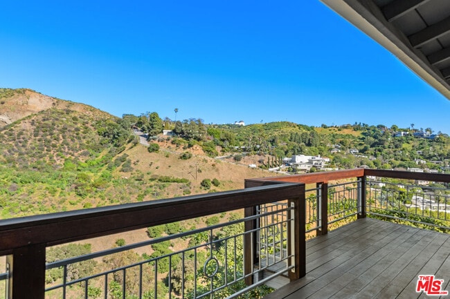 Building Photo - 2843 Lambert Dr