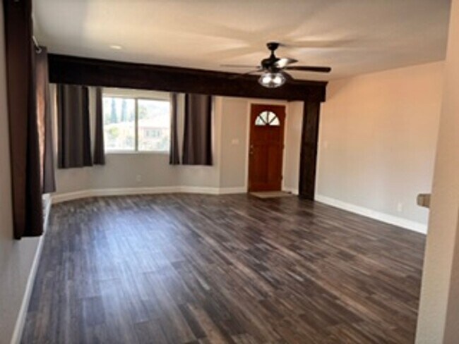 Building Photo - Beautiful Remodeled Home in Tehachapi!