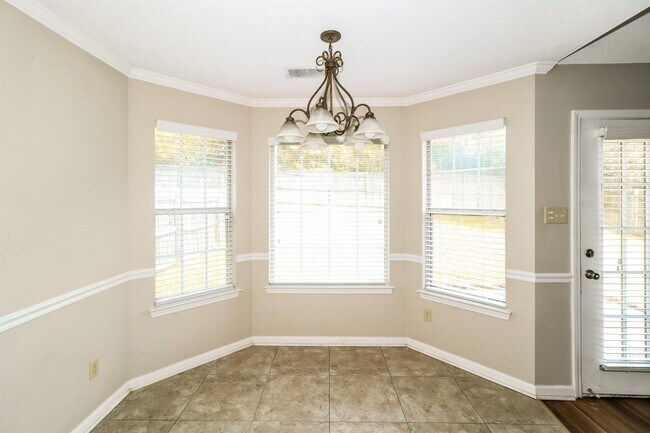 Building Photo - 1602 Far Dr