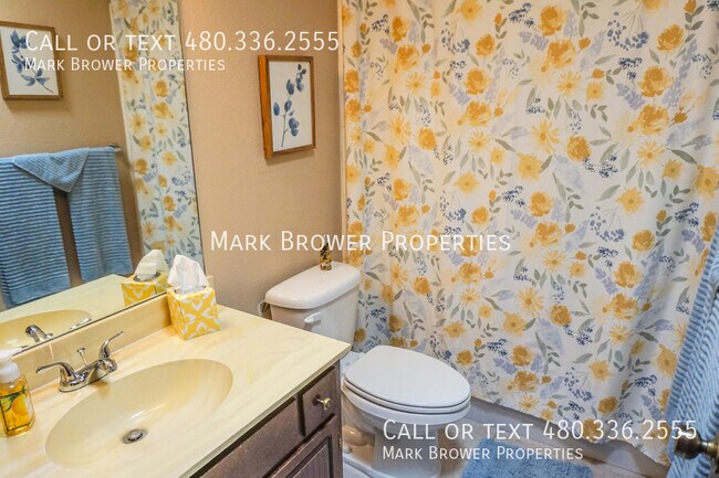 Building Photo - 3229 S Fairfield Dr