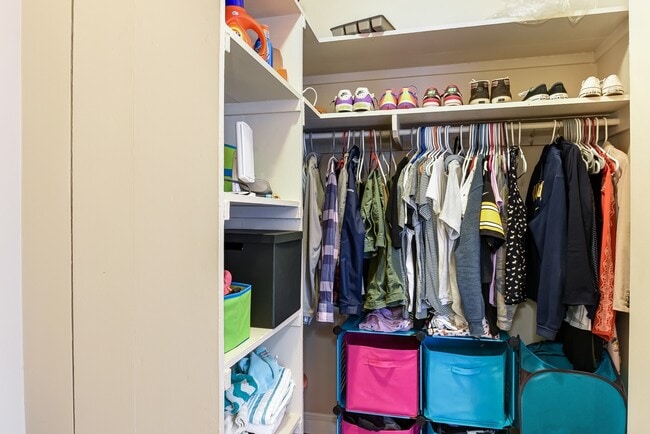 Building Photo - Spacious & Bright Studio at River Place East