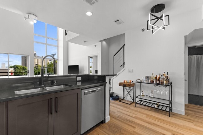 Building Photo - 2121 S Kinnickinnic Ave