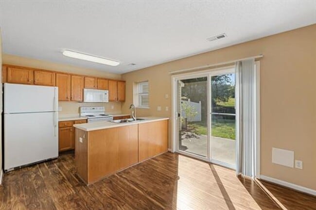 Building Photo - Two Master Suite Townhouse in Avalon Woods