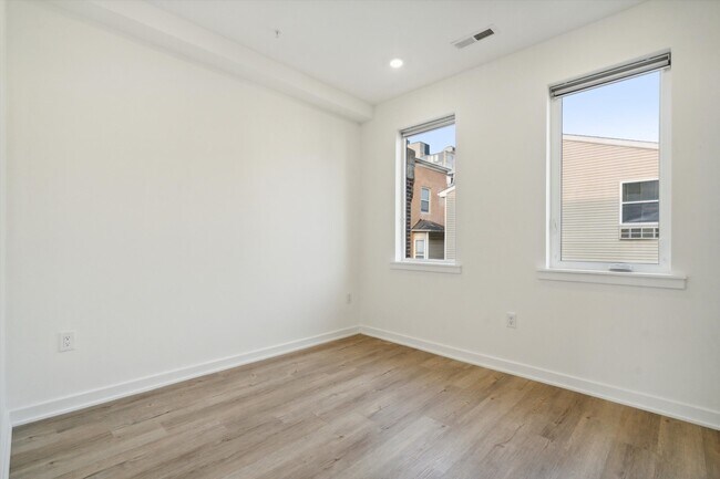 Building Photo - 1533 N Sydenham St