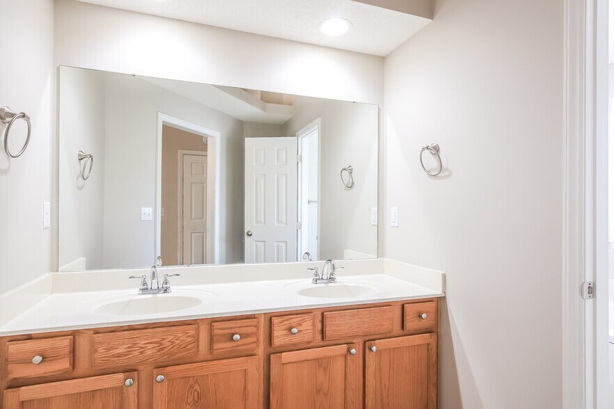 Building Photo - 5820 Waterford Landing Ct