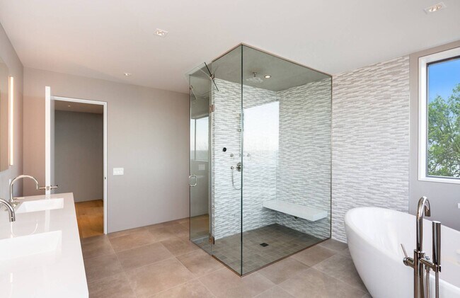 Building Photo - 247 Kings Point Rd