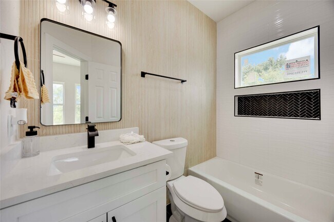 Building Photo - 2112 Des Chaumes St