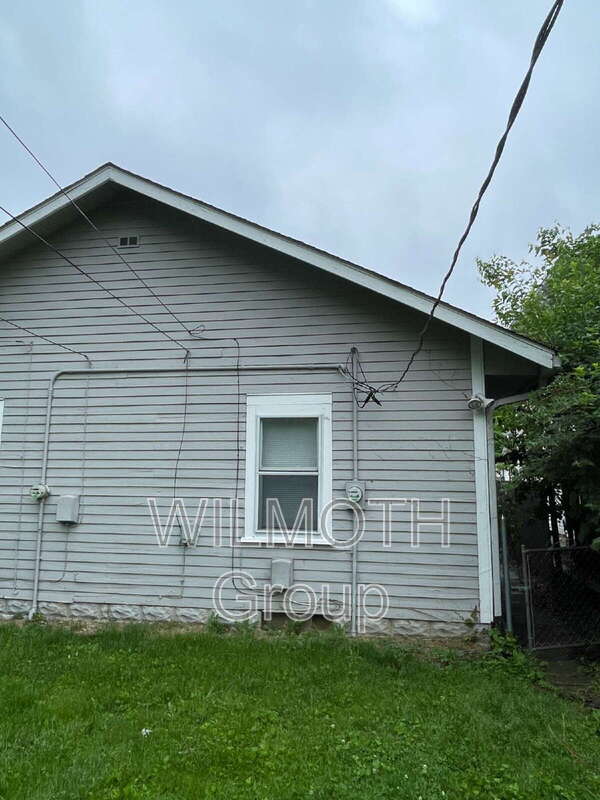 Building Photo - 890 N Gladstone Ave