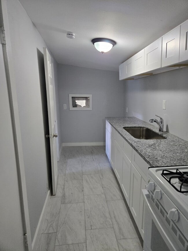 Building Photo - 5906 Hillsboro St