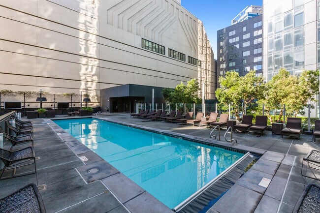 Building Photo - 18 10th St