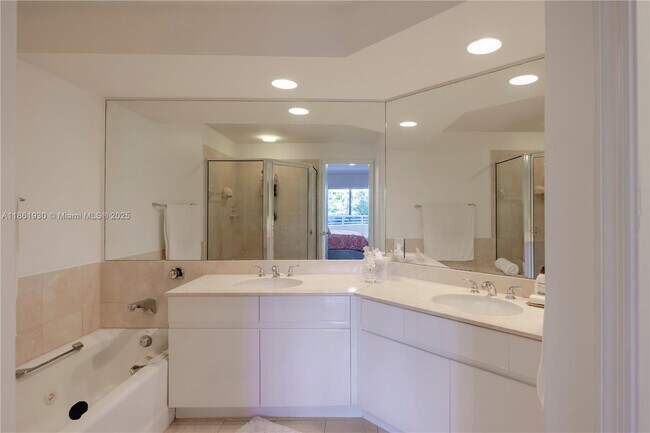 Building Photo - 888 Brickell Key Dr