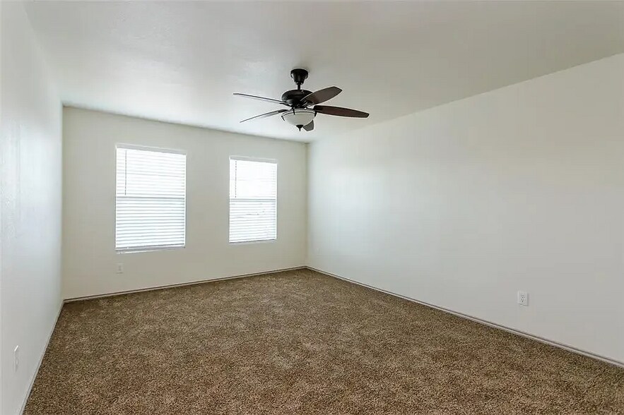 Building Photo - 818 Moss Glen Trl