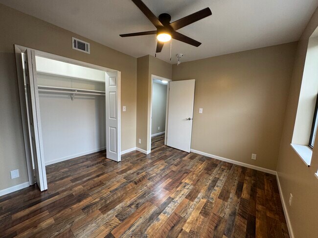 Building Photo - 2905 Glenmore Ave