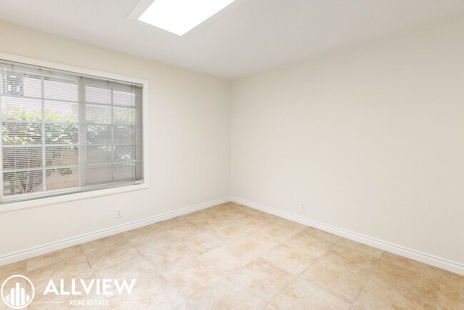 Building Photo - Elegant 3 Bed 2 Bath Home Available in the Heart of Woodbridge!