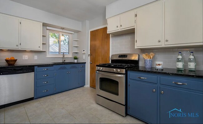 Building Photo - 4033 Hillandale Rd