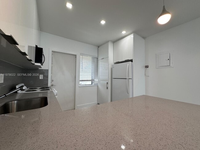 Building Photo - 215 Zamora Ave