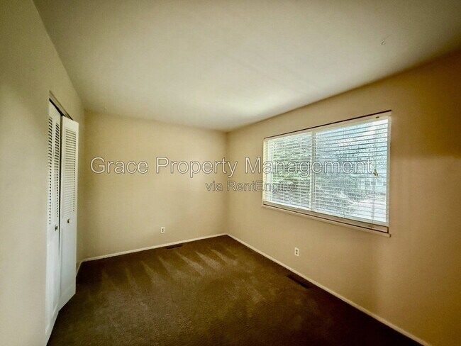 Building Photo - 1070 Iris St