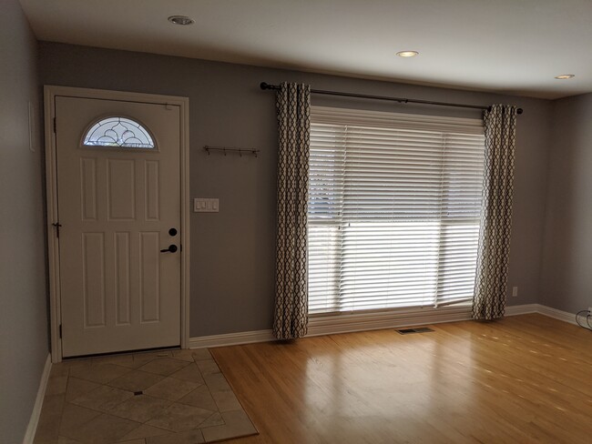 Front door/Living room - 2418 Villanova Rd