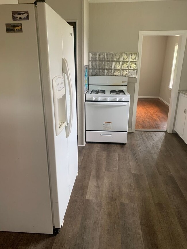 Building Photo - Adorable and large 3 bedroom house with sc...