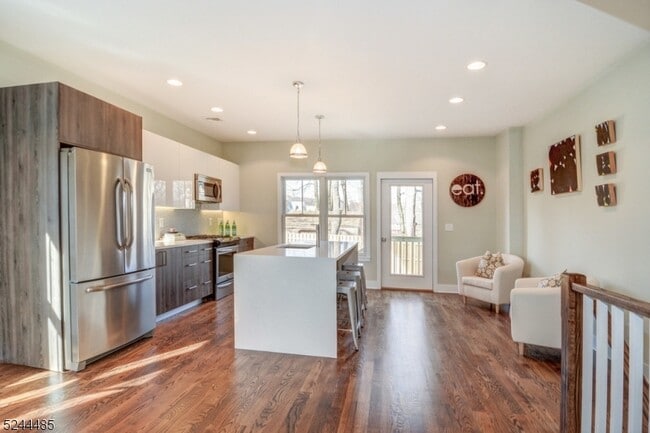 Building Photo - 92 Grove St