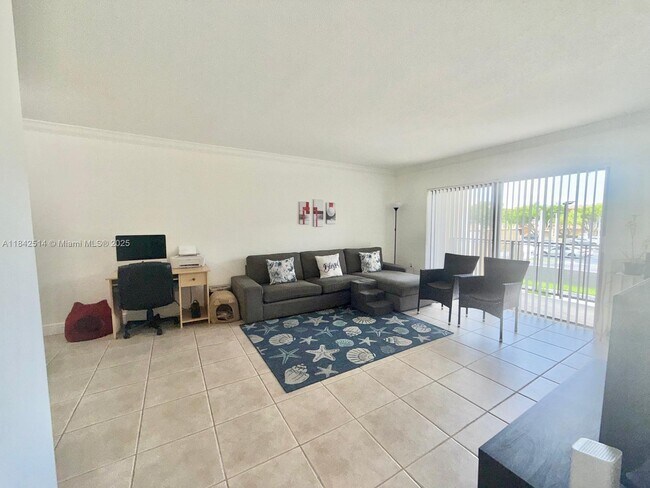 Building Photo - 10431 N Kendall Dr