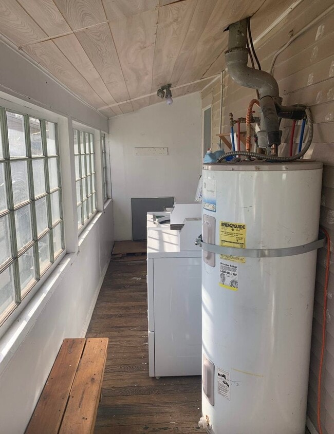 Building Photo - Charming 2-bedroom unit in fourplex