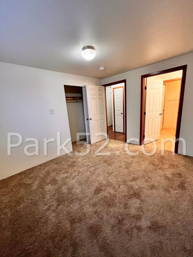Building Photo - 2 Bedroom Ground Floor Apartment With Backyard