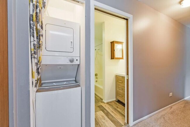 Building Photo - 2 bedroom in Wheaton IL 60189