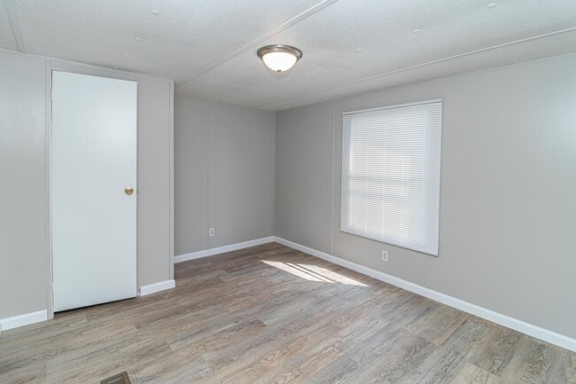 Building Photo - ADORABLE 2 BR | 2 BA in Pikeville * Weekly...