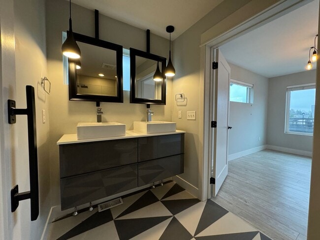 Building Photo - Modern 2 Bed, 2 Bath with Rooftop Patio! *...