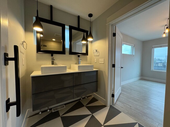 Building Photo - Modern 2 Bed, 2 Bath with Rooftop Patio!