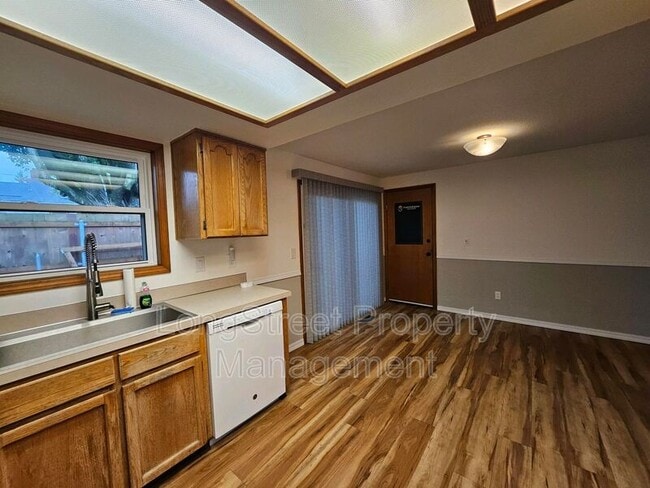 Building Photo - 5030 NE Roselawn St