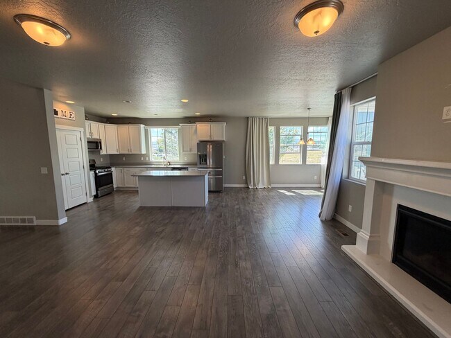 Building Photo - Beautiful 5-Bedroom Home in Lehi - Plenty of Storage!
