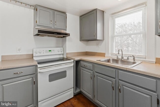 Building Photo - 27 E Bel Air Ave