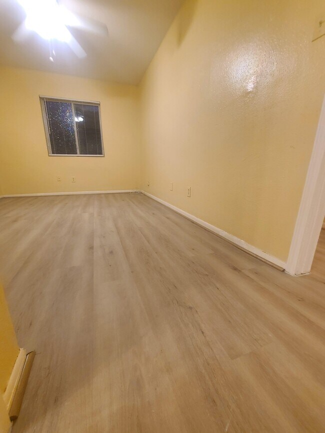 Building Photo - 752 Memorial Mews St