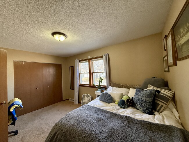 Building Photo - 1042 Castlewood Dr