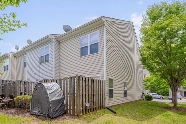 Building Photo - Cozy End-Unit Townhome – Prime Durham Location